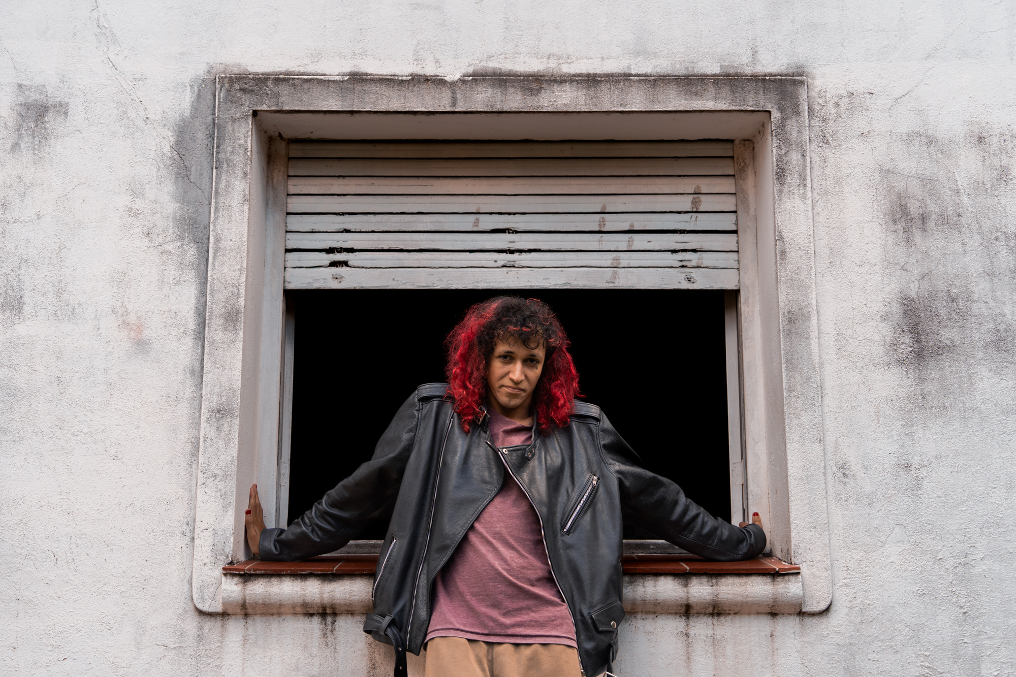 Una mujer en la ventana.