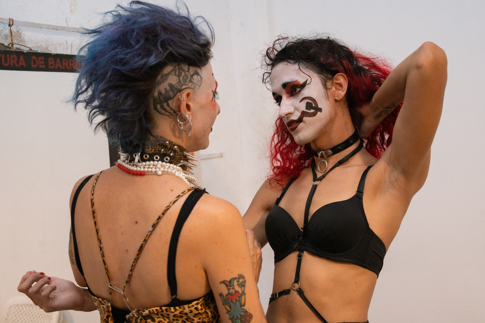 Dos mujeres se preparan para un show.
