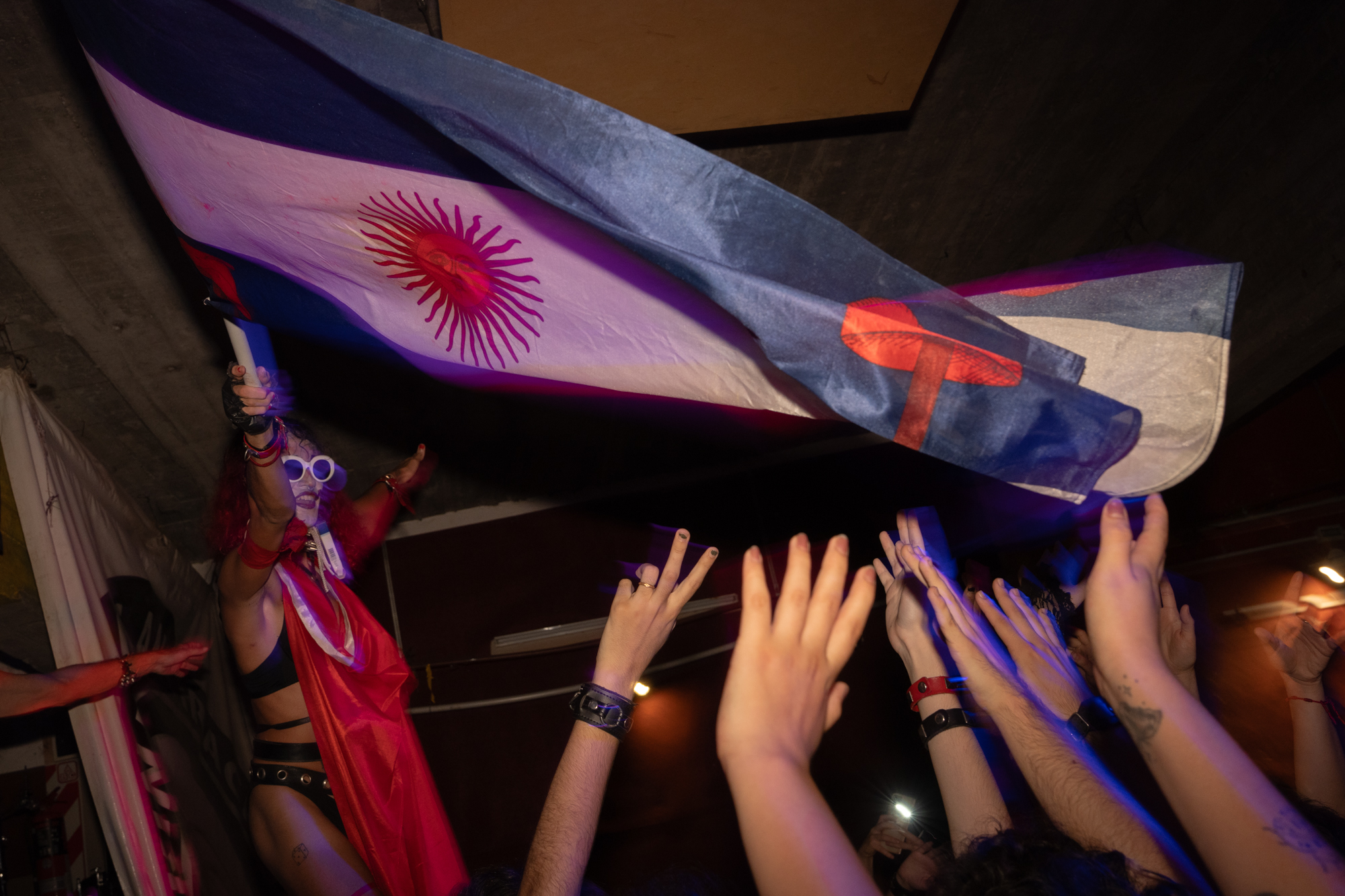 Mari ondea una bandera argentina sobre el multitud.